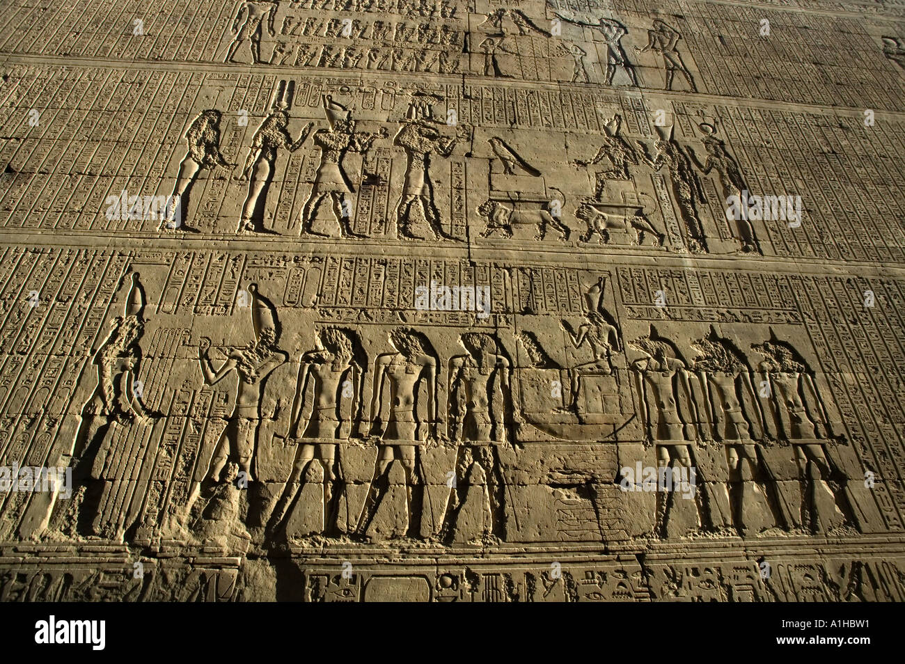 Hieroglyphen und verstümmelten Schnitzereien an Edfu, Ägypten Stockfoto