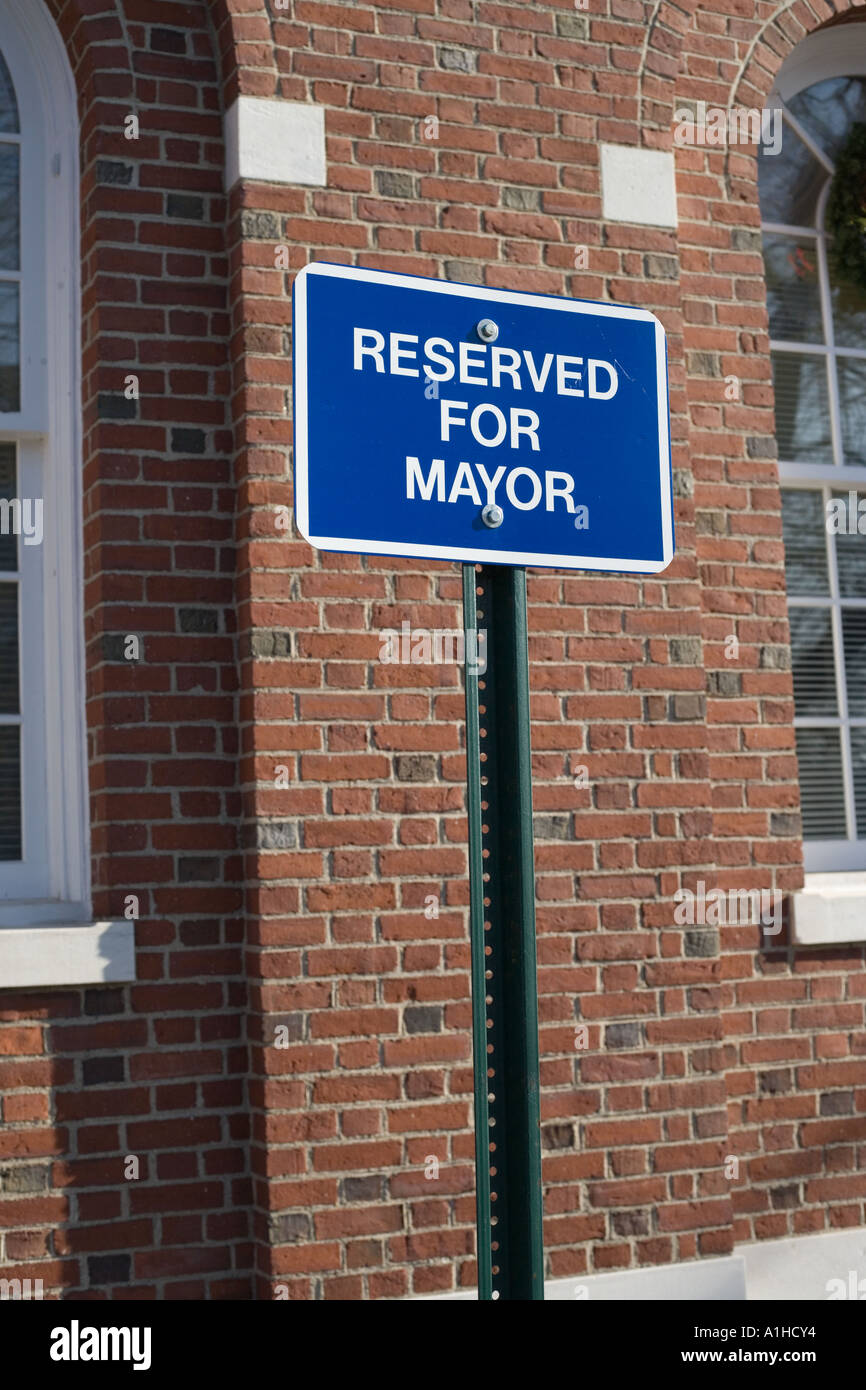 Melden Sie vor einem Rathaus bedeutet die Bürgermeister-Parkplatz Stockfoto