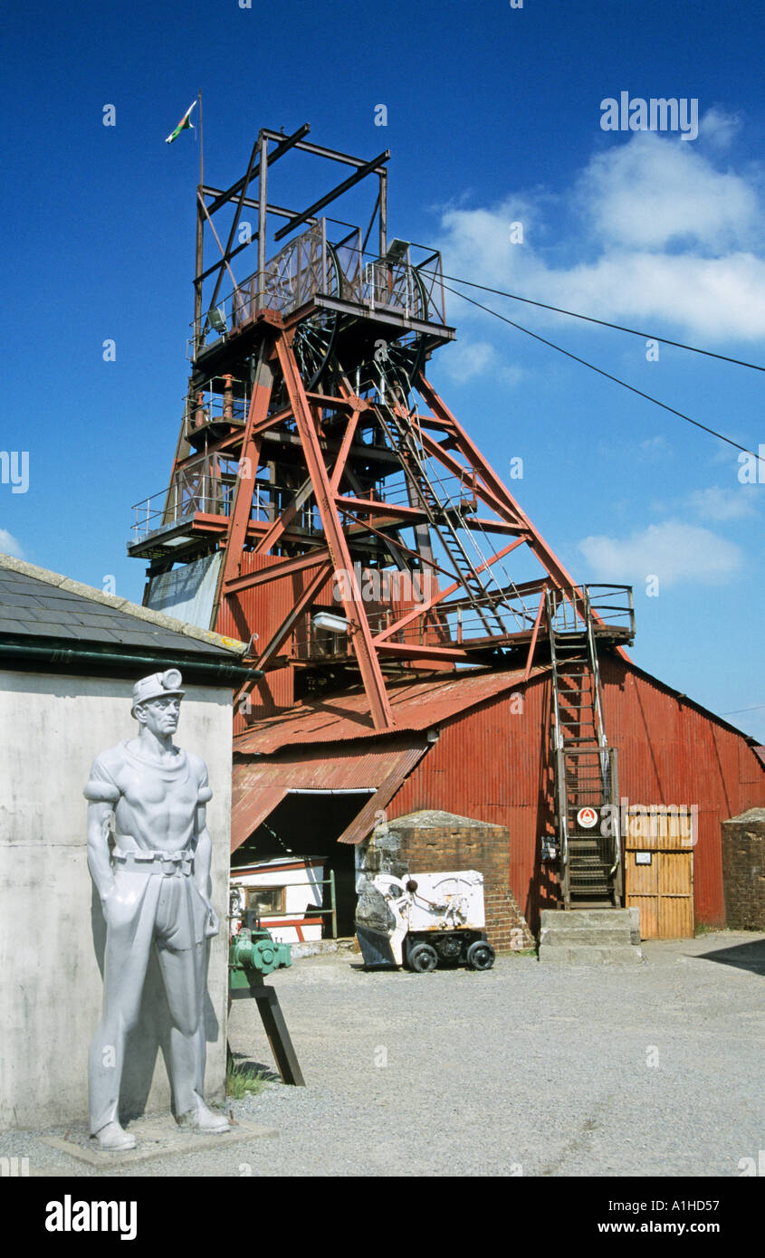 Statue und Wicklung Zahnrad im Musée Big Pit Blaenavon Torfaen South Wales UK Stockfoto