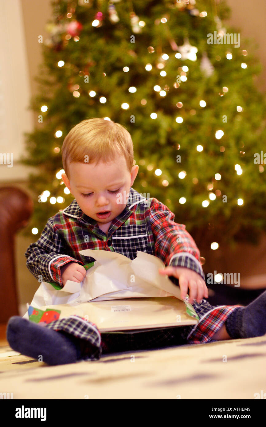 18 Monate alten Jungen Eröffnung präsentiert am Weihnachtsmorgen. Stockfoto
