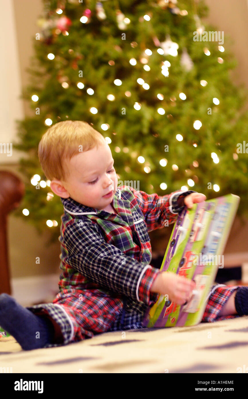 18 Monate alten Jungen Eröffnung präsentiert am Weihnachtsmorgen. Stockfoto