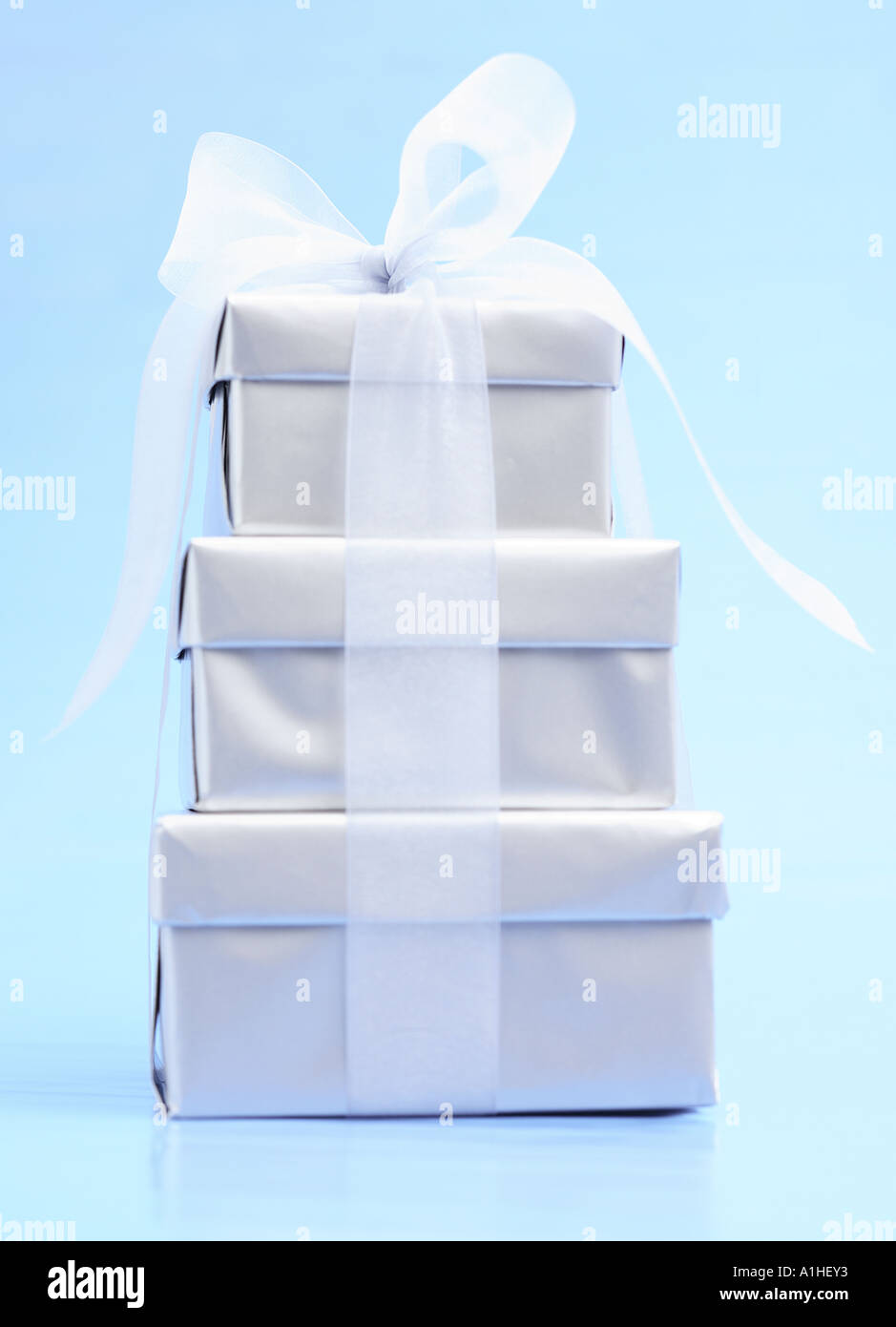 Geburtstagsgeschenk auf hellblauem Hintergrund Stockfoto