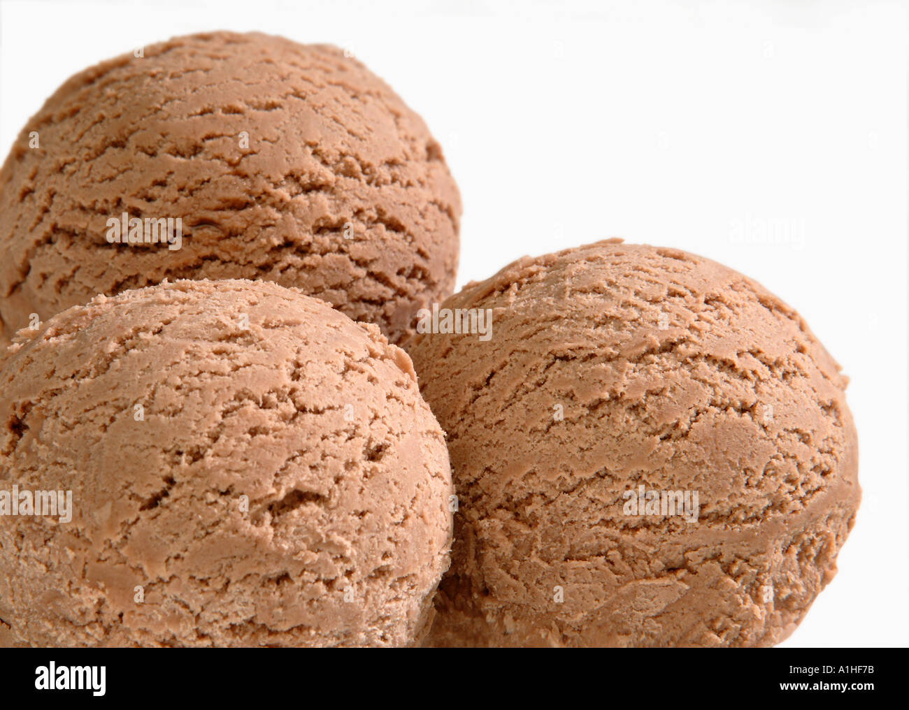 DREI KUGELN SCHOKOLADENEIS AUF WEIßEM HINTERGRUND Stockfoto
