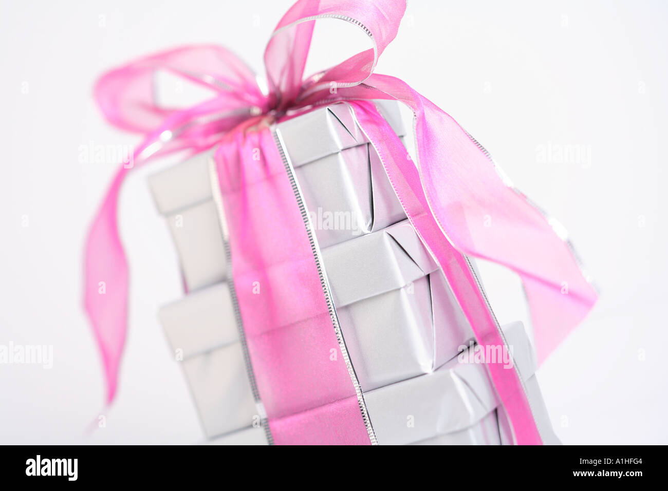 Stapel von Geschenken mit rosa Schleife Stockfoto