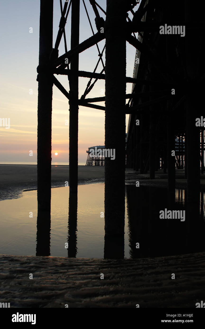 Blackpool North Pier bei Sonnenuntergang silhouette England uk Stockfoto