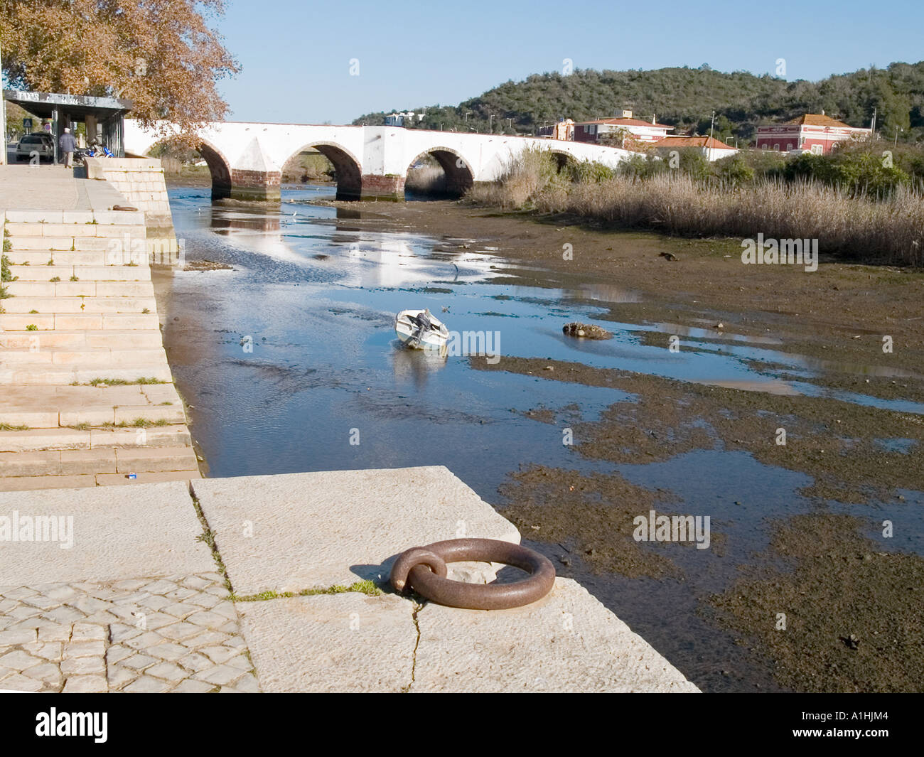 12. Jahrhundert Brücke über den Fluss Arade in Silves, Algarve, Portugal auf dem Gelände einer früheren römischen Brücke. Stockfoto