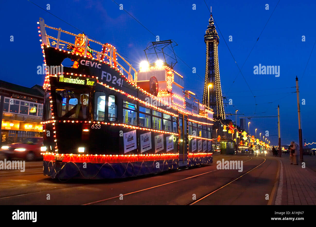 Boot förmigen Straßenbahn auf der Esplanade bei Nacht Blackpool England uk Stockfoto