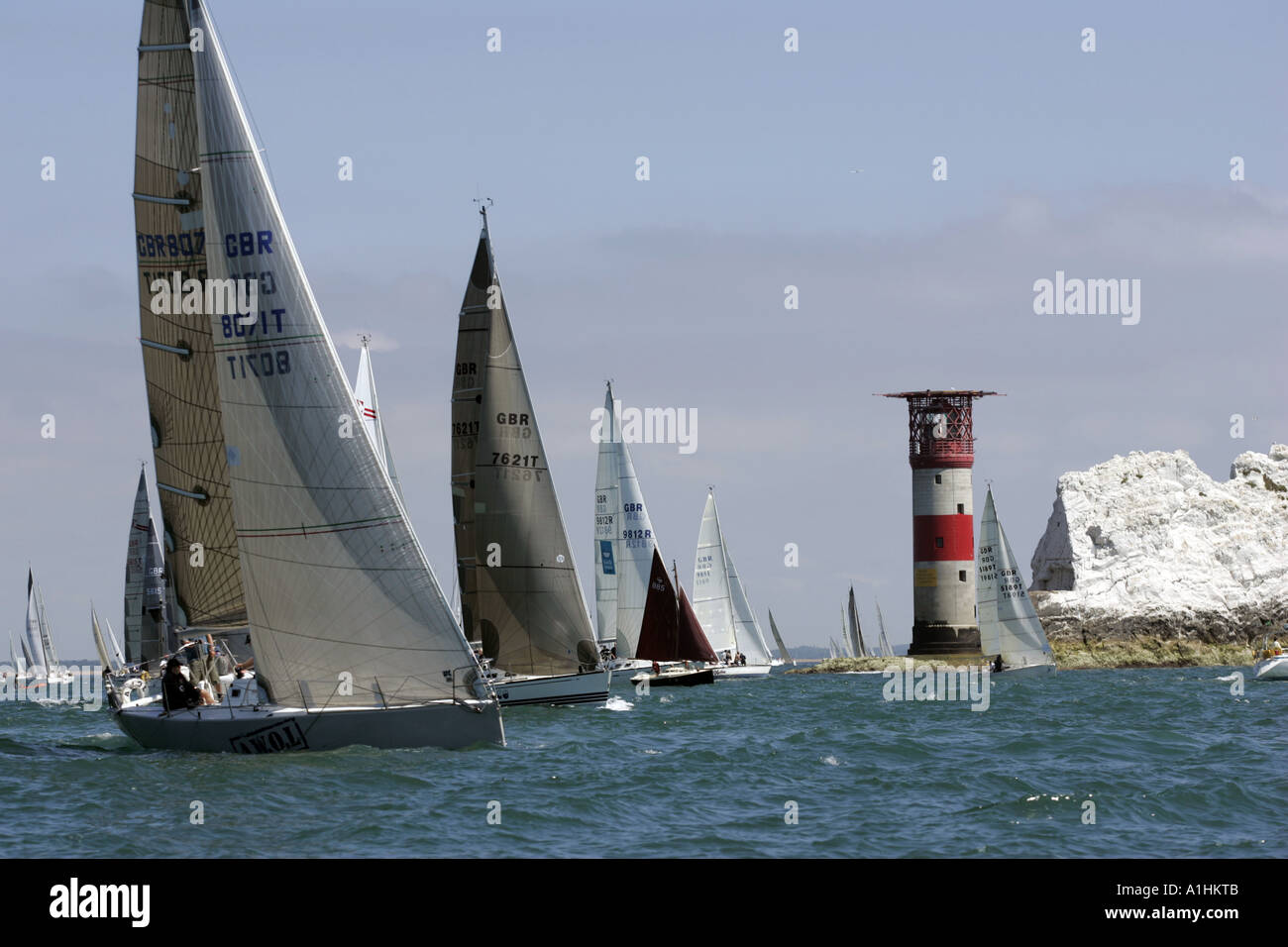 Flotte runden die Nadeln während der Runde Insel der Rasse Hampshire England UK Stockfoto