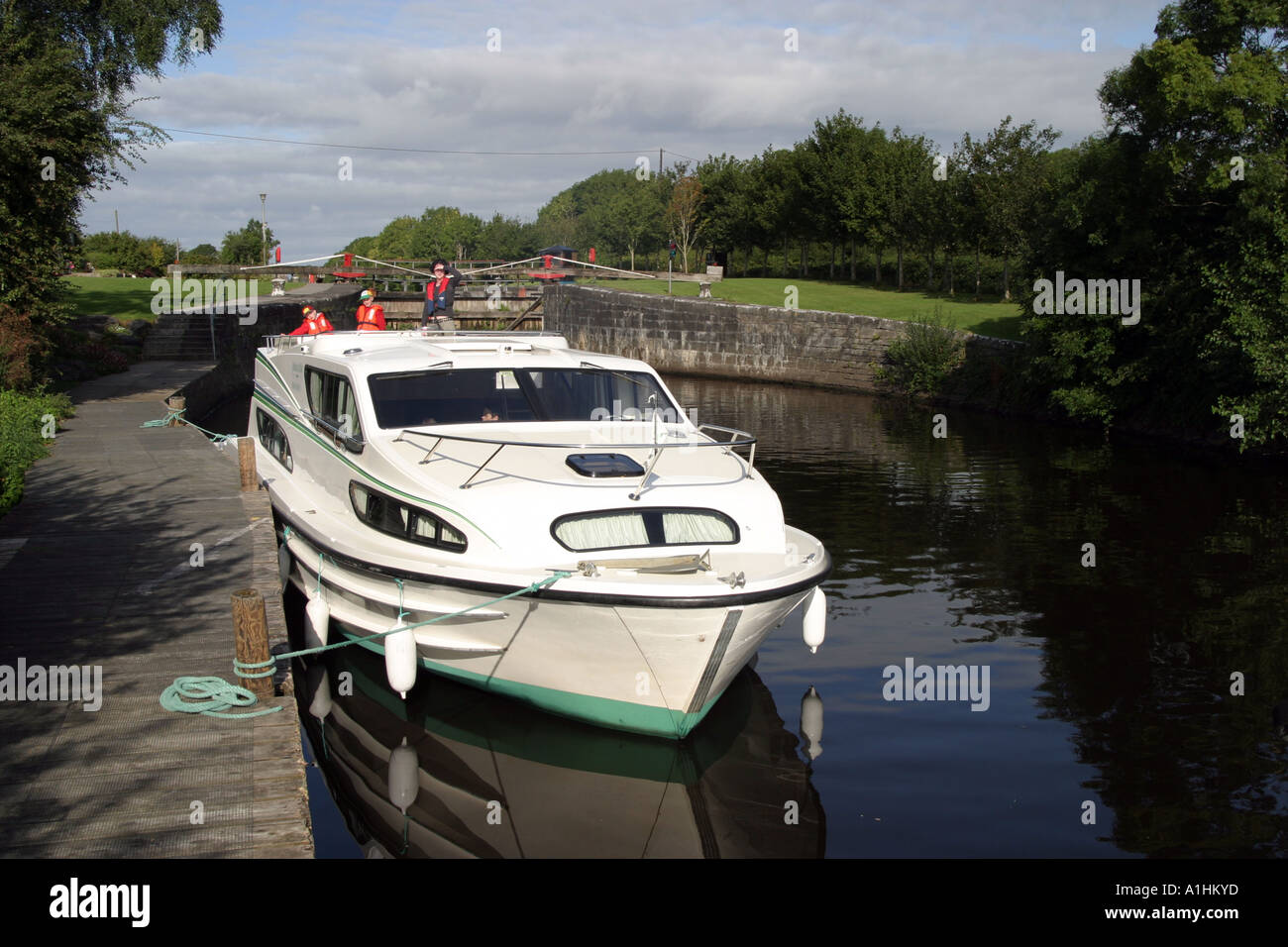 Fahrtenyacht in eine Schleuse auf dem Fluss Shannon Ireland Stockfoto