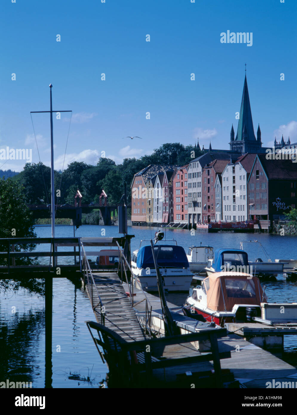 Gamle Bybrua (alte Stadtbrücke), alten Lagerhäusern und Turm der Nidarosdom, über Nidelva, Trondheim, Sør-Trøndelag, Norwegen gesehen. Stockfoto