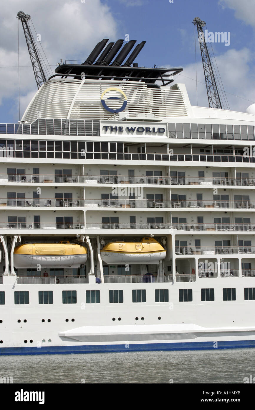 Die Welt cruise Liner Unterkunft zeigt Überbau Rettungsboote und Balkonen auf Seite des Schiffes Stockfoto