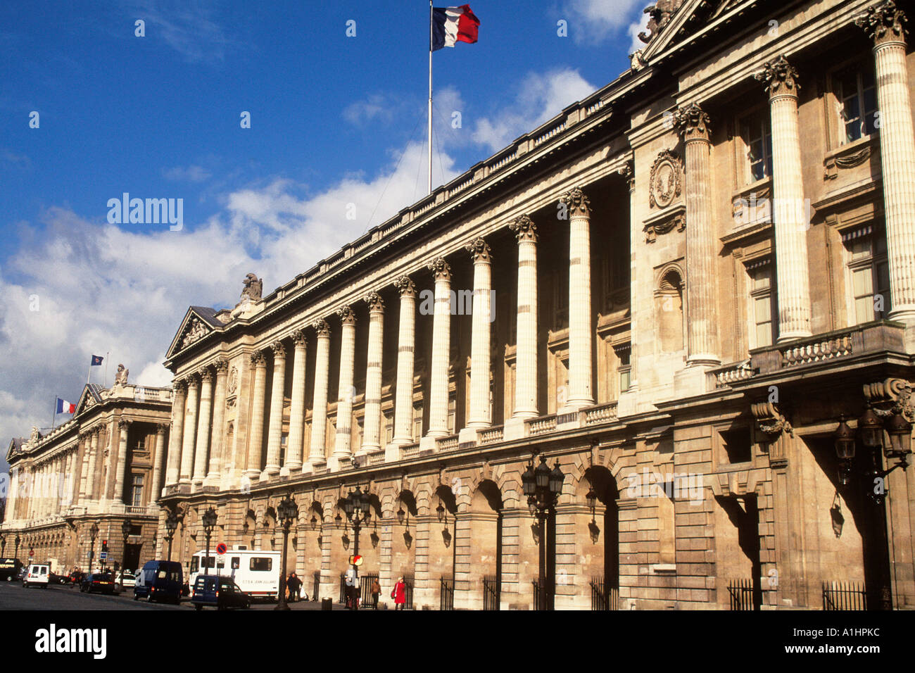 Paris Rue de Rivoli Place de la Concorde Gebäude auf der rechten Uferseite. Eine geschäftliche, modische Straße mit Einkaufspassagen. Stockfoto