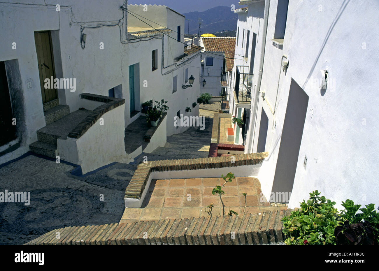 Treppen in weiß Straßendorf in Andalusien Stockfoto