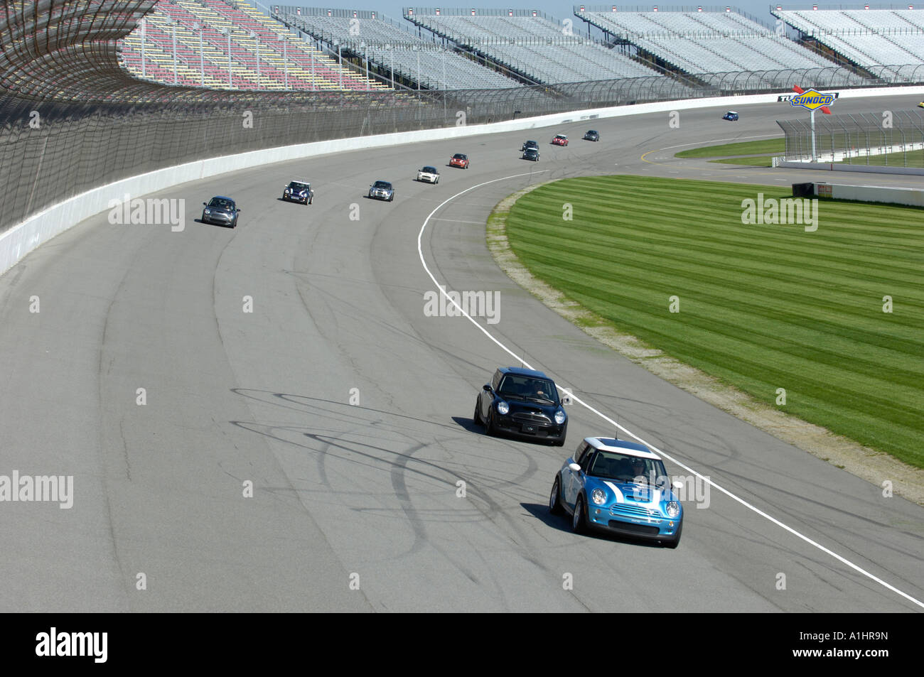 MINI Coopers tut touring Runden bei einem Club-Tag auf dem Michigan International Speedway Stockfoto