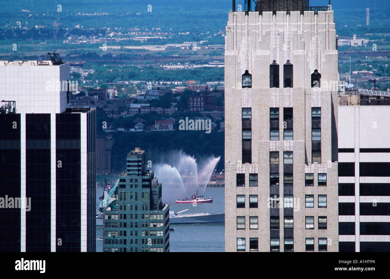 USA New York City West Side Manhattans den Hudson River mit einem Feuer-Boot schießen Wasserspray NYC Stockfoto