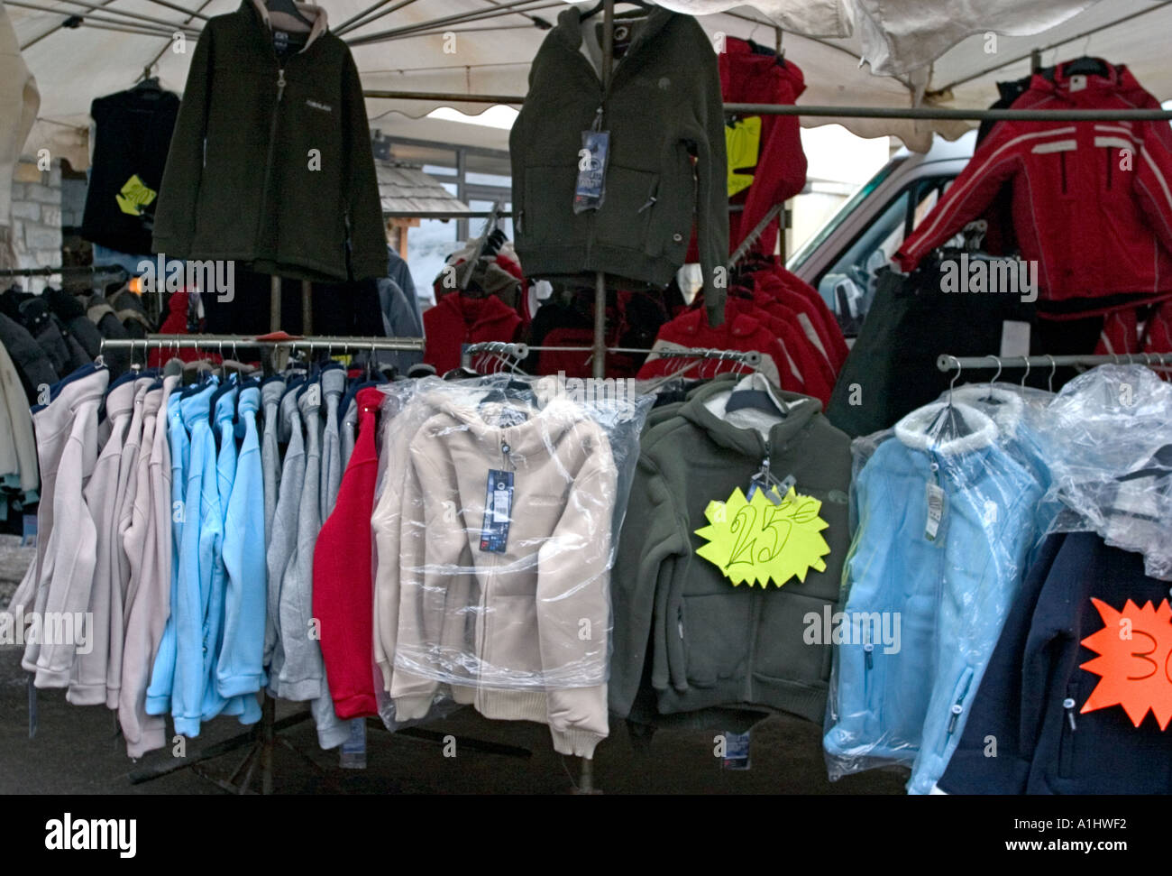 Kleidung im Shop im freien Markt Frankreich Französisch Stockfoto