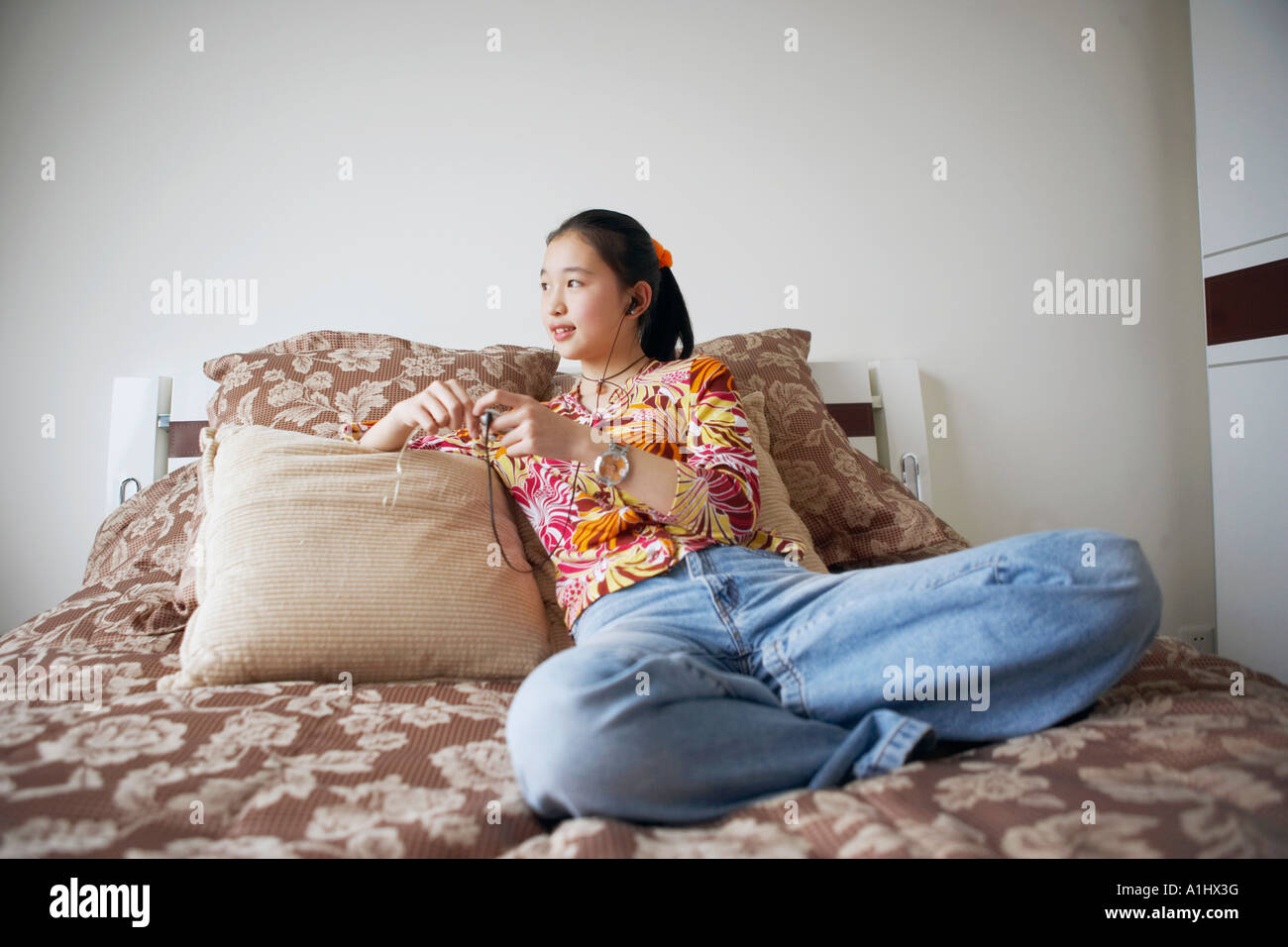 Junge Frau Hören von Musik Stockfoto