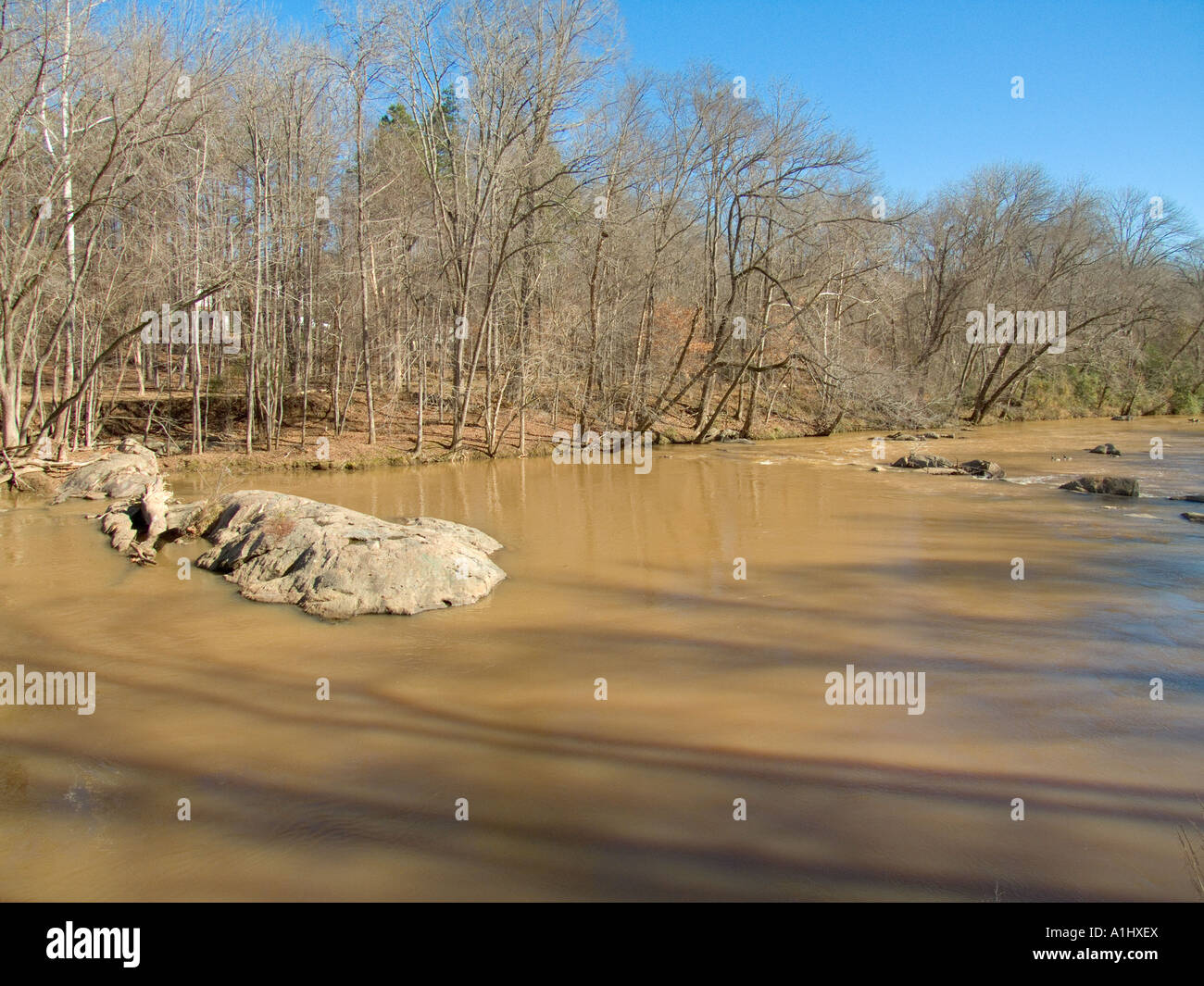 Deep River Randleman North Carolina NC schmutziger schlammiger braunen Fluss ausgesetzt Partikel Stockfoto