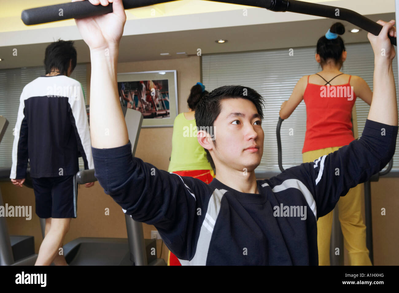 Vier Personen, Turnen in der Turnhalle Stockfoto