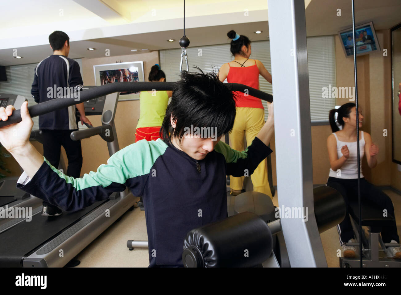 Fünf Menschen Turnen in der Turnhalle Stockfoto