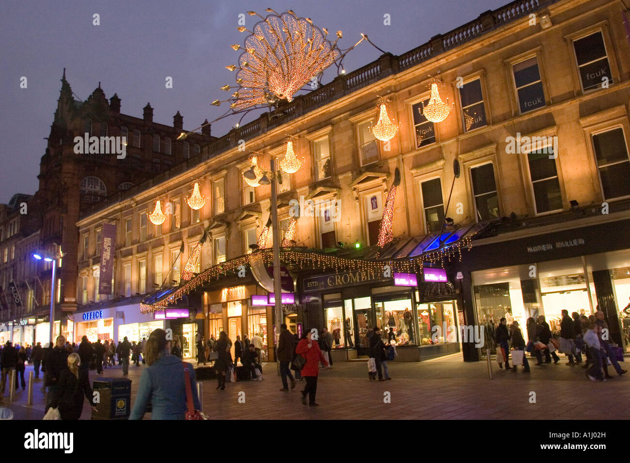 Geschäfte für Weihnachten in Buchannan Street Glasgow Schottland UK beleuchtet Stockfoto