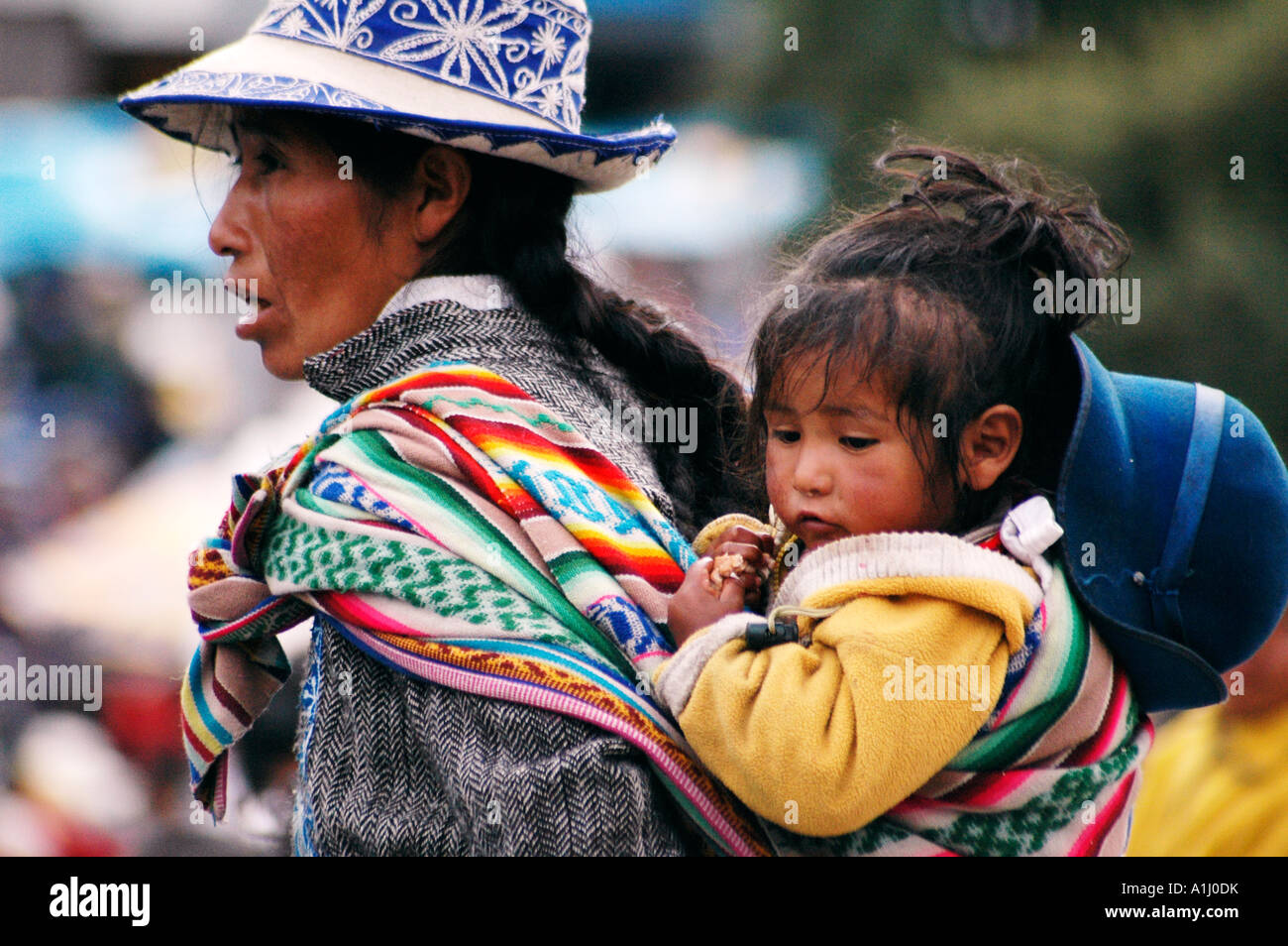 Einheimische Frau mit einem Kind auf die Schulter, den traditionellen Weg, tun sie es in den Anden. Stockfoto