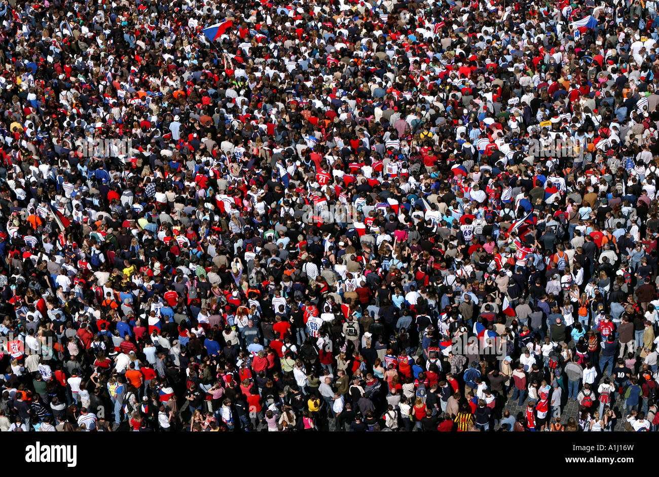 Riesige Menschenmenge von Eishockey-Fans feiern einen Sieg des tschechischen Teams in der Eishockey-Weltmeisterschaft. Stockfoto