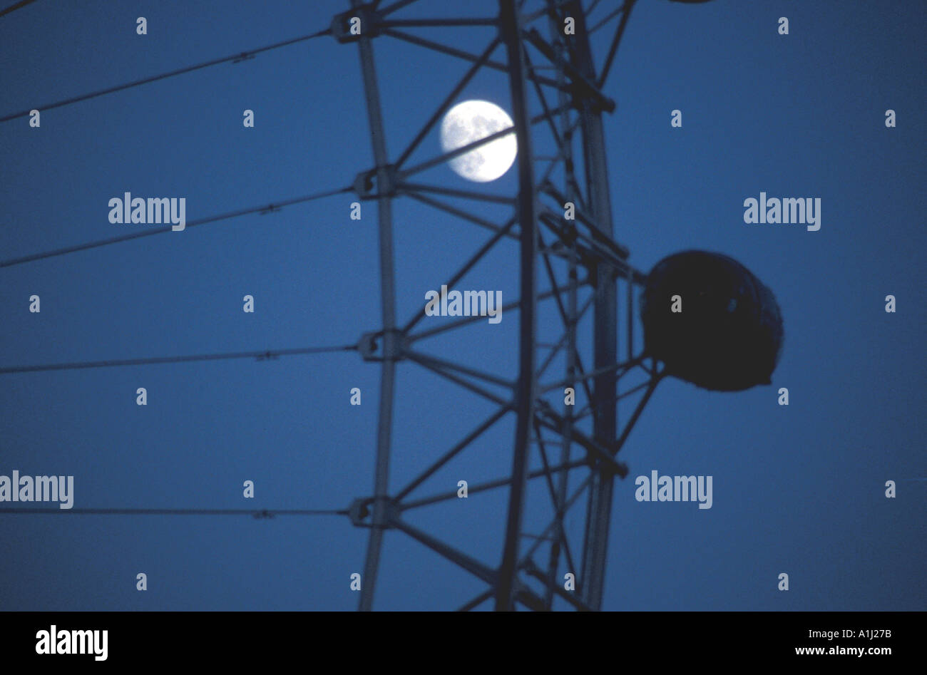 London Eye Millennium Wheel mit Mond in der Nacht London England Stockfoto