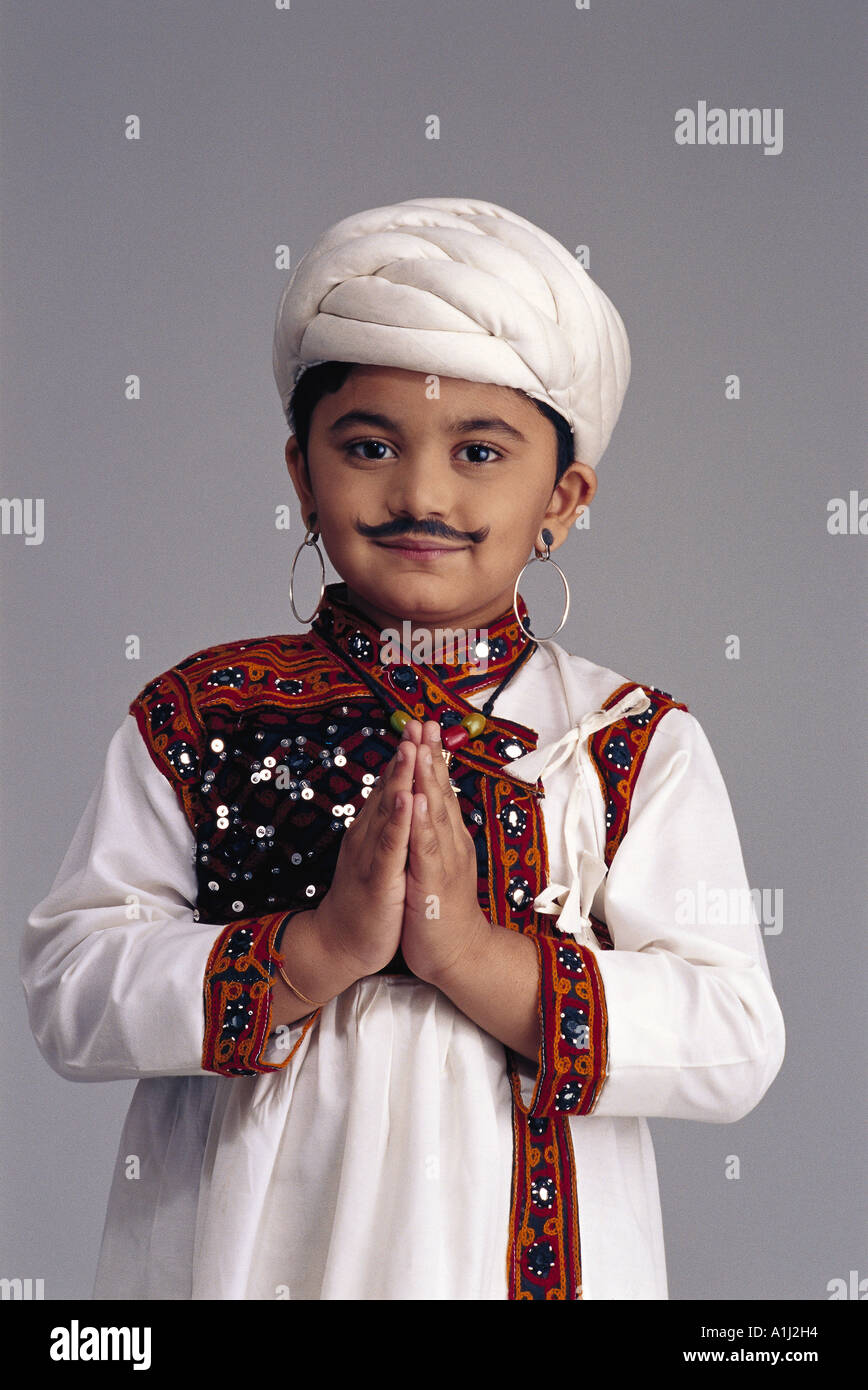 VDA76044 Young Gujarati junge gekleidet wie ein Erwachsener mit einem falschen Schnurrbart in traditioneller Tracht Model Release Nummer 498 Stockfoto
