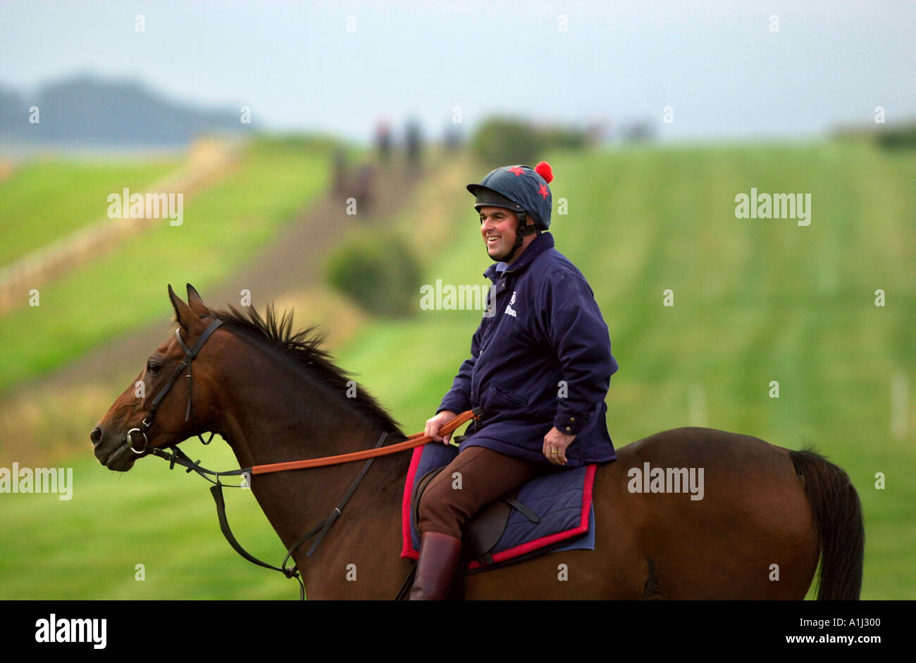 RENNPFERD TRAINER ALAN KING IN SEINEM BARBURY CASTLE GALOPPIERT Stockfoto