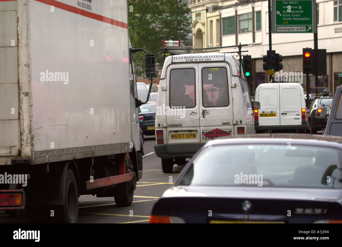 EINEN LKW TRANSPORTER UND AUTOS IN EINER LONDON TRAFFIC JAM UK Stockfoto