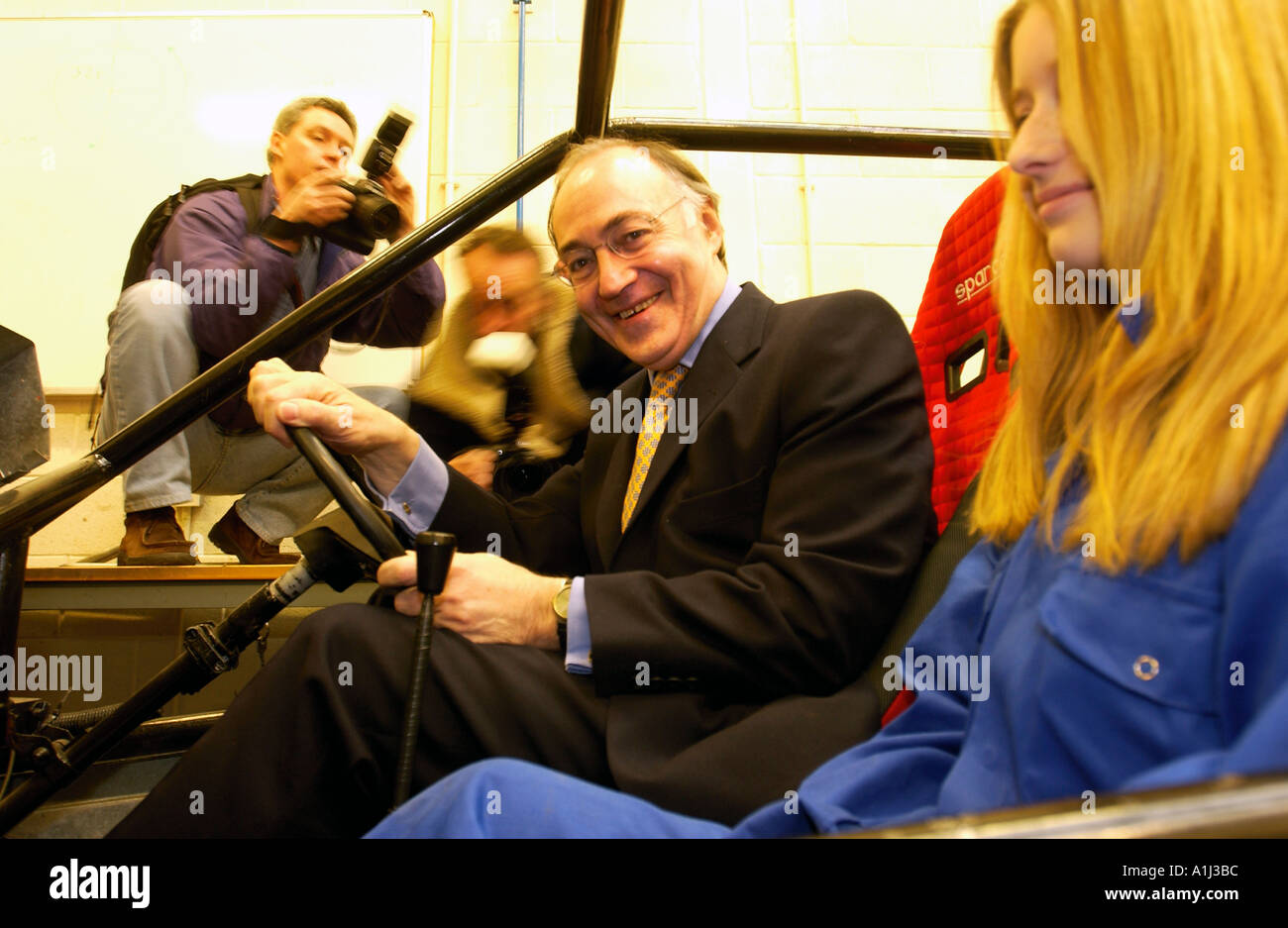 KONSERVATIVE PARTEICHEF MICHAEL HOWARD AUF DEM WALISISCHEN BEIN SEINER BUNDESWEITEN TOUR MICHAEL HOWARD SITZT IN EINEM RENNWAGEN Stockfoto