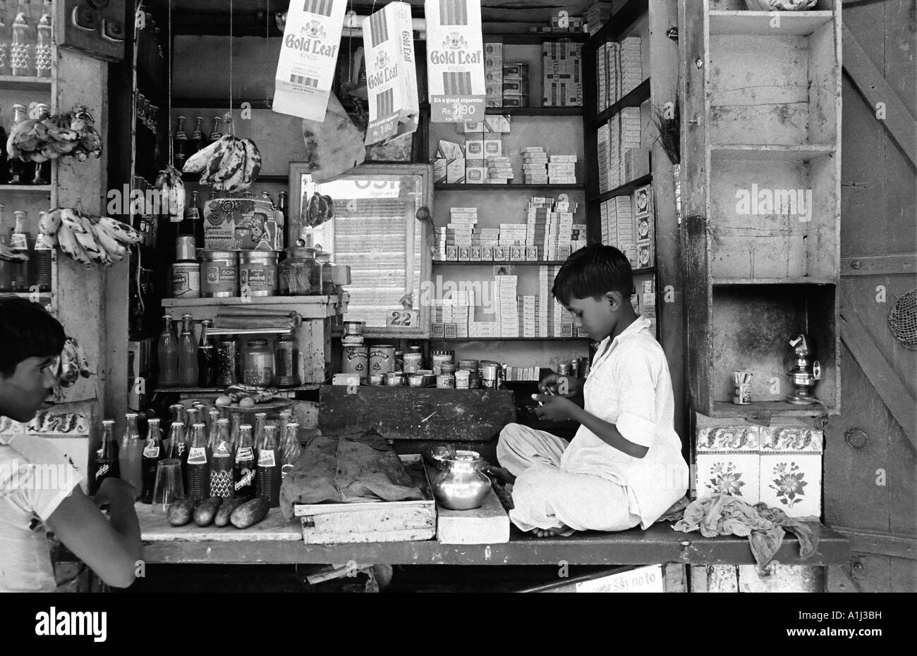 Kleiner Junge hüten Streetside Shop Kalkutta Indien 1979 Stockfoto