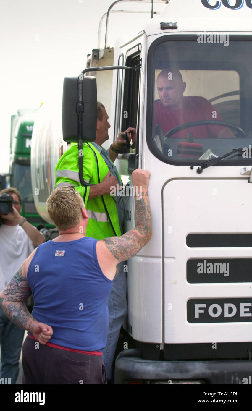 TAXI UND LKW FAHRER MACHEN IHREN PUNKT AT TREIBSTOFFBLOCKADE AVONMOUTH DOCKS 2000 UK Stockfoto