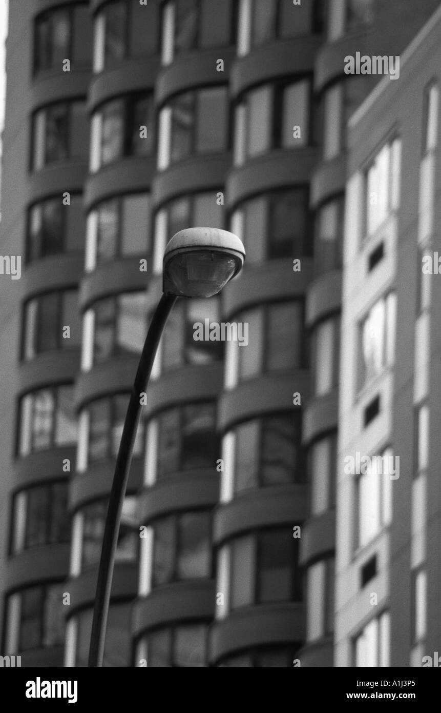 AHP75969 schwarz und weiß Straßenlaterne und Fenster des Gebäudes in New York USA Stockfoto