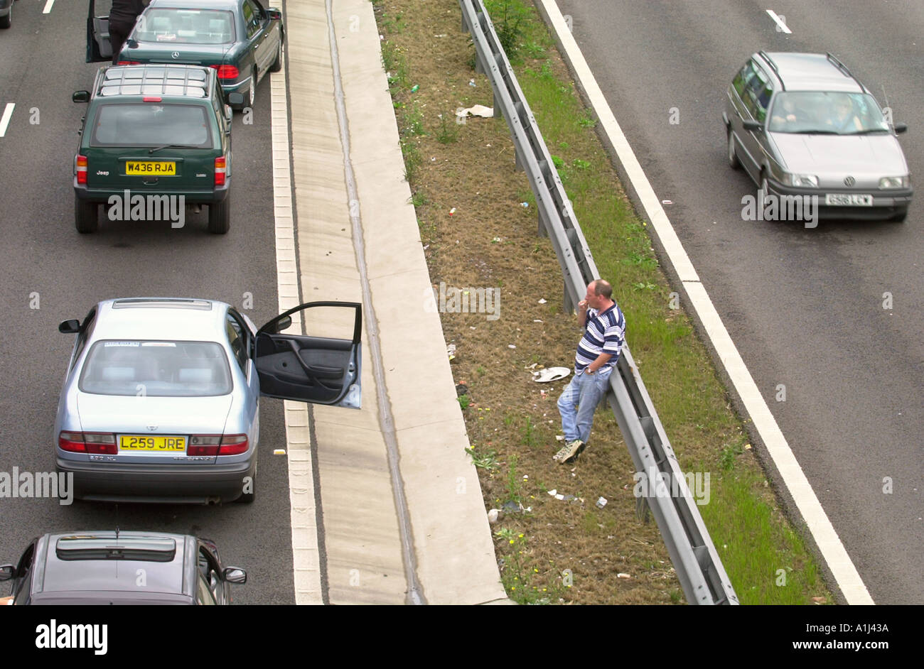 FAHRGÄSTE RAUS AUS IHREN AUTOS IM URLAUB VERKEHR STECKEN AN DER M5 IN DER NÄHE VON BRISTOL UK Stockfoto