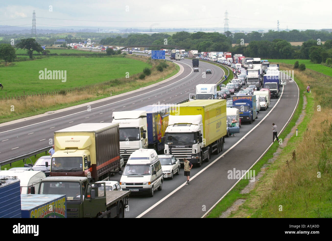 FAHRGÄSTE RAUS AUS IHREN AUTOS IM URLAUB VERKEHR STECKEN AN DER M5 IN DER NÄHE VON BRISTOL UK Stockfoto