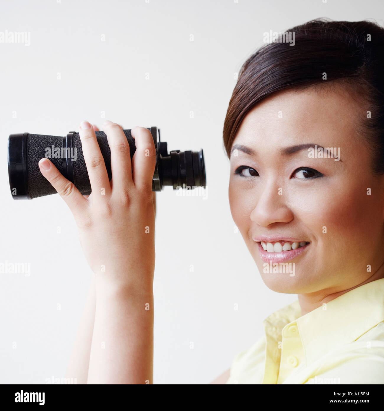 Porträt einer Mitte Erwachsene Frau mit Fernglas Stockfoto