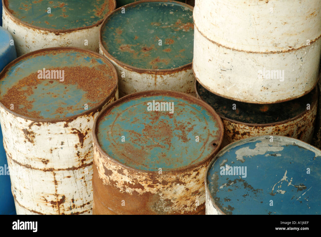 Ölfässer gestapelt Metall verbrauchen Verbrauch Benzin Kohlendioxid CO2-Öl Preis Lagerung Transport Auto Benzin Kraftstoffheizung h Stockfoto