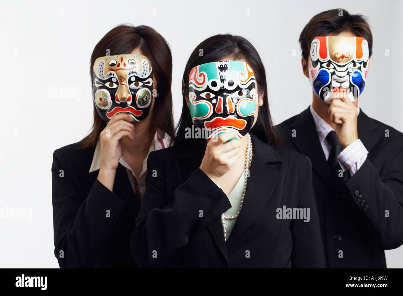 Nahaufnahme von zwei Unternehmerinnen und Unternehmer tragen Masken Stockfoto