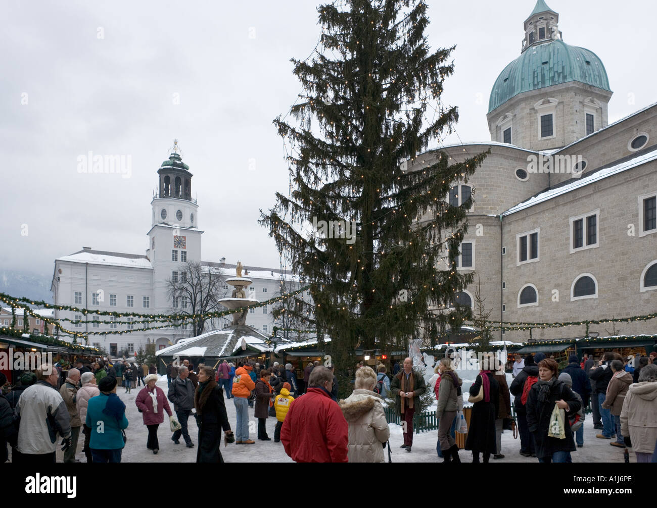 Weihnachtsmarkt in Residenzplatz in der Nähe von Cathedral Square, Old Town (Altstadt), Salzburg, Österreich Stockfoto