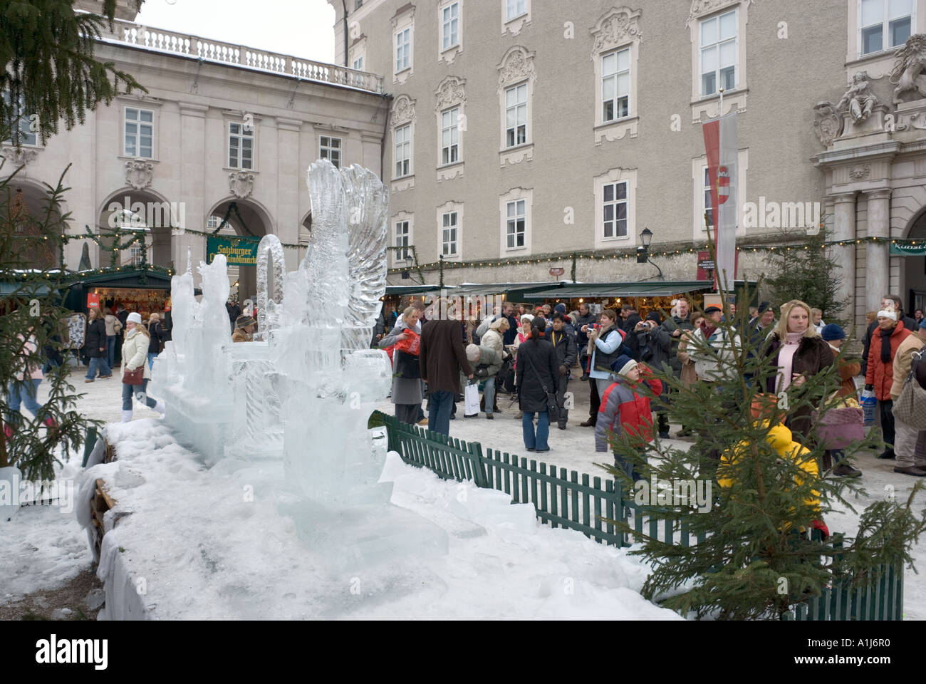 Eis-Skulpturen auf dem Weihnachtsmarkt in Residenzplatz in der Nähe von Cathedral Square, Old Town (Altstadt), Salzburg, Österreich Stockfoto