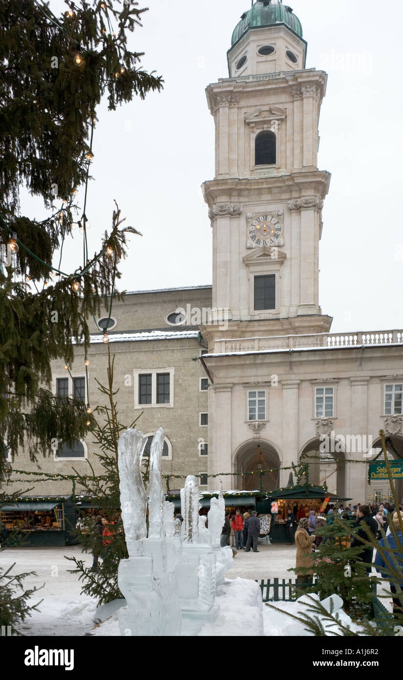 Eis-Skulpturen auf dem Weihnachtsmarkt in Residenzplatz in der Nähe von Cathedral Square, Old Town (Altstadt), Salzburg, Österreich Stockfoto