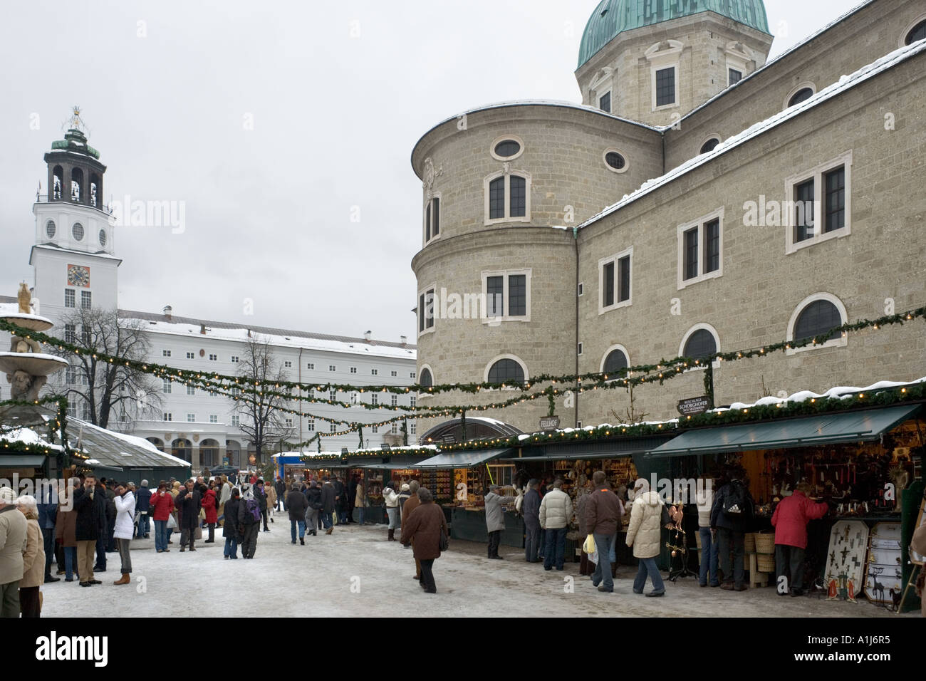 Weihnachtsmarkt in Residenzplatz in der Nähe von Cathedral Square, Old Town (Altstadt), Salzburg, Österreich Stockfoto