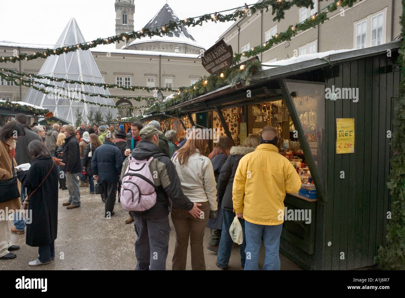 Weihnachtsmarkt in Domplatz (Domplatz), Altstadt (Altstadt), Salzburg, Österreich Stockfoto