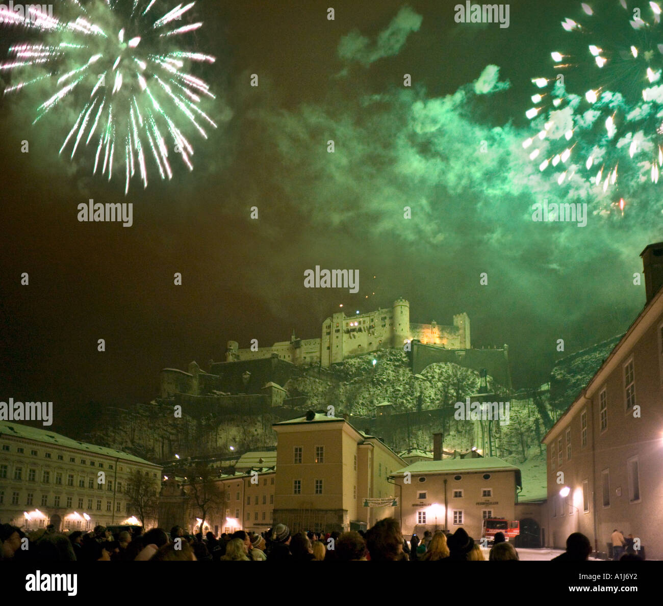 Feuerwerk über der Festung Hohensalzburg auf Vorabend des neuen Jahres, Kapitelplatz, Altstadt, Salzburg, Österreich Stockfoto
