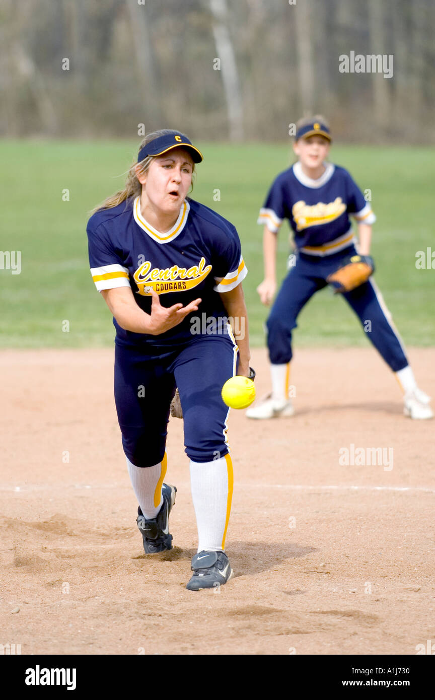 Weibliche Softball Aktion einen Ball zu werfen Stockfoto