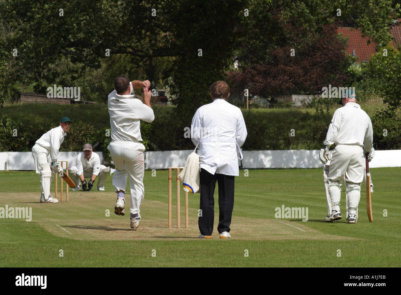 Cricket ein Bowler liefert der Schlagmann während ein Dorf-Cricket-Match in Somerset, England Stockfoto