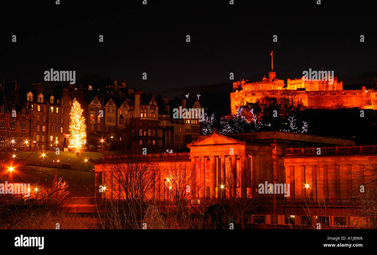 Edinburgh Castle und Kunstgalerien, Schottland, Stadtzentrum, Skyline, beleuchtet in der Nacht während der festlichen Jahreszeit, Weihnachtsferien Stockfoto