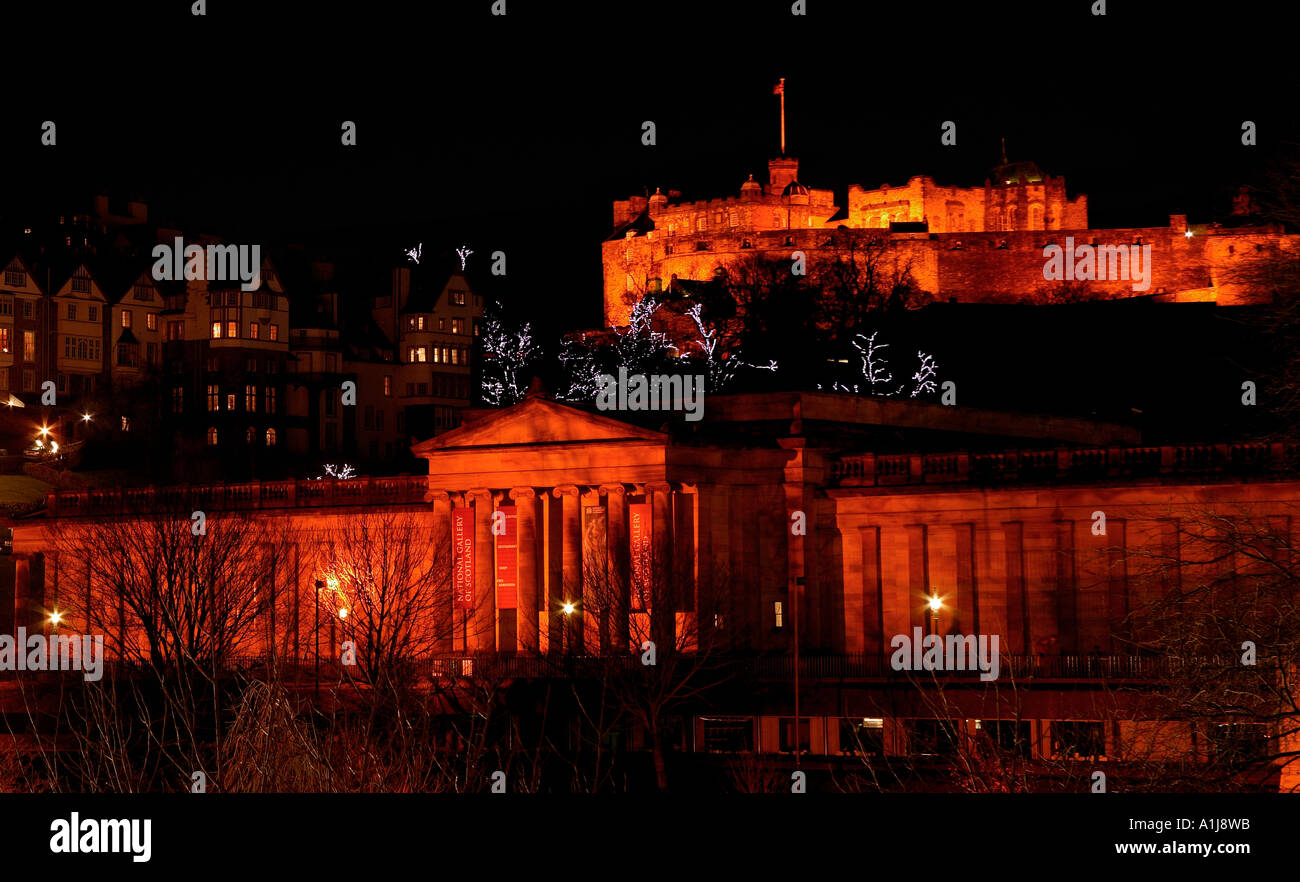 Edinburgh Castle und National Art Galleries, Schottland, Stadtzentrum, Skyline, beleuchtet bei Nacht Stockfoto